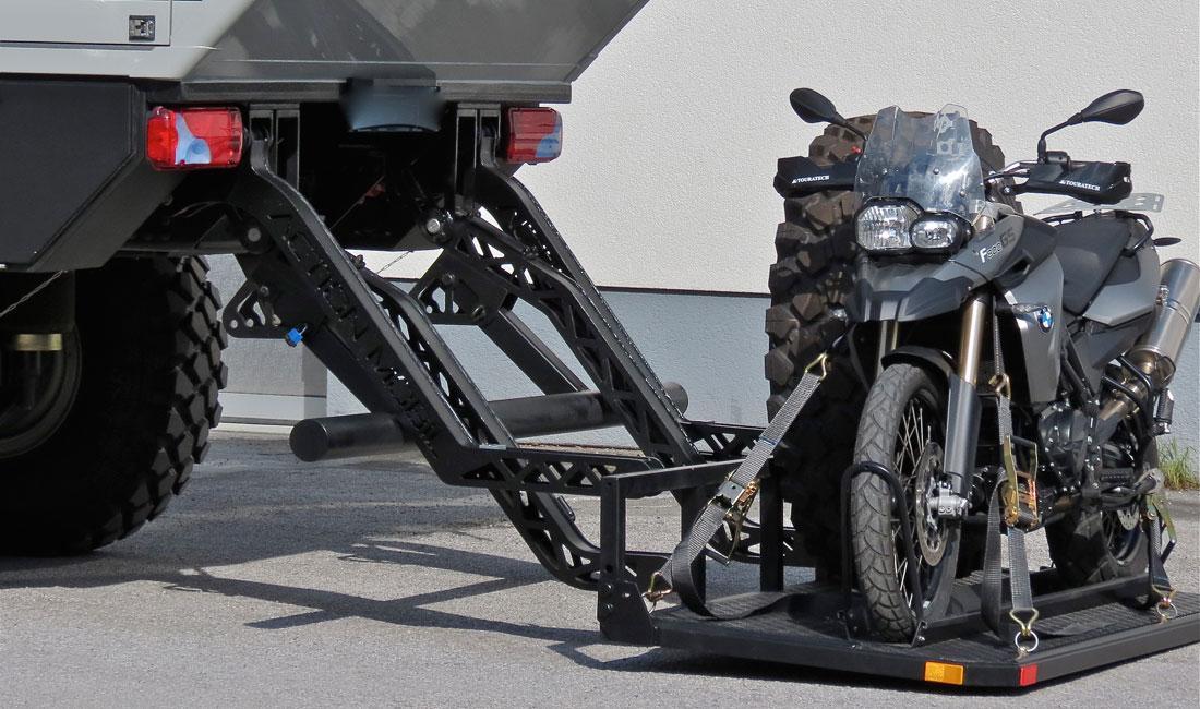 Hydraulik-Lift-fuer-Motorrad-und-Ersatzreifen-abgesenkt.jpg
