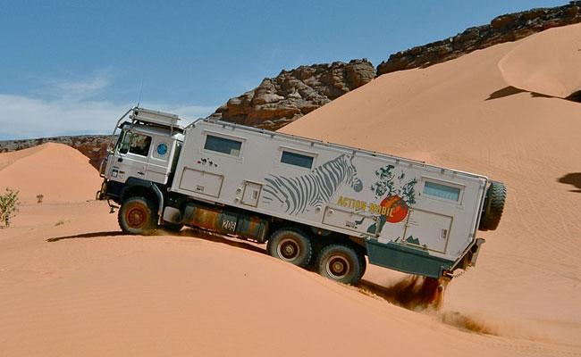 Allrad-Wohnmobil in der Wüste